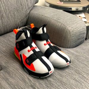 Nike sneakers Lebron Soldier 13 flyeasy